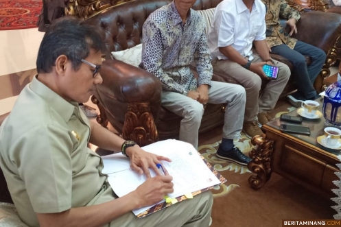 Gubernur Irwan Prayitno tandatangani naskah perjanjian dana hibah untuk Pilkada 2020 Sumbar. Foto Humas Sumbar