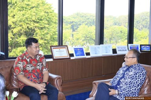 Sekretaris MA RI Achmad Setyo Pudjoharsoyo, SH., M.Hum saat menerima  Bupati Sutan Riska. Humas