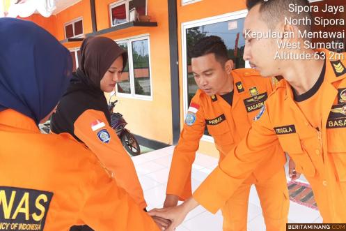 Tim SAR Mentawai lakukan persiapan pencarian korban.