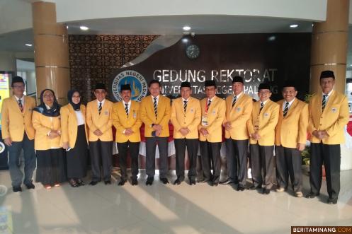 Rektor UNP Prof. Ganefri, Ph.D. foto bersama asesor AUN-QA. Humas UNP