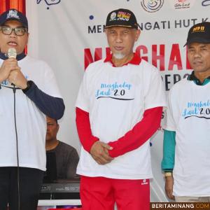 Wako Padang dalam acara Gerakan Nasional menghadap ke laut di Muaro Lasak. Humas