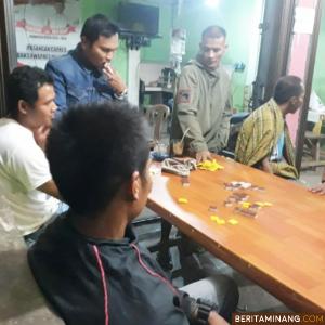 Suasana penggerebekan judi oleh Polres Pasaman. Ist