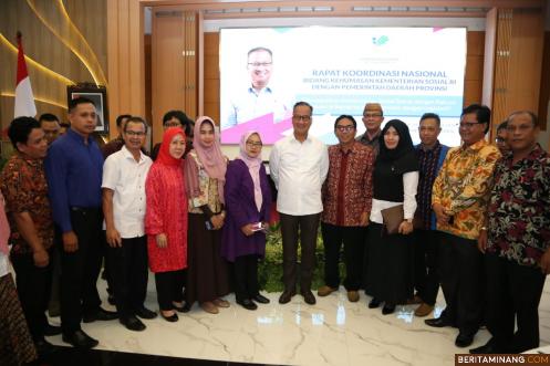 Peserta Rapat Koordinasi Nasional Bidang Kehumasan Kementerian Sosial RI foto bersama. Humas Sumbar