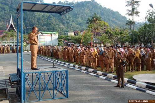 Sekda Pessel Erizon saat pimpin apel. (Humas)