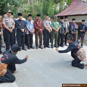 pesilat beraksi di depan undangan yang datang ke Silek Arts Festival. Humas