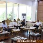 Walikota Bukittinggi Ramlan saat menerima pedagang daging. Humas