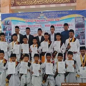 Para Santri Tahfiz Pondok Al Qur'an Sulit Air usai diwisuda. Fen