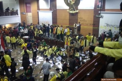 Mahasiswa merusak ruang sidang utama saat Aksi Unjuk Rasa Mahasiswa di DPRD Sumbar yang Berlangsung Anarkis. Foto MST
