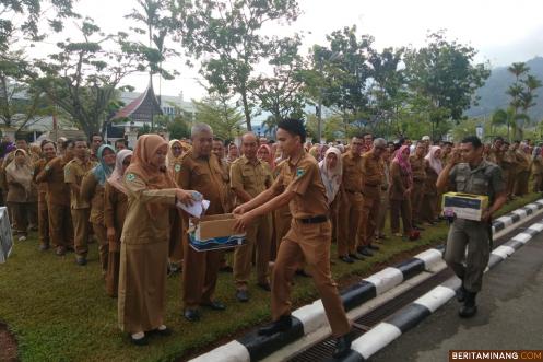 Aliansi Pessel Peduli bersama Pemkab Pessel kumpulkan dana untuk korban Wamena saat apel pagi di halaman kantor bupati. Foto Humas Pessel