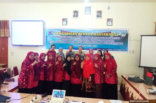 Foto bersama Tim FMIPA UNP dengan guru di Bukittinggi. Foto : Humas UNP