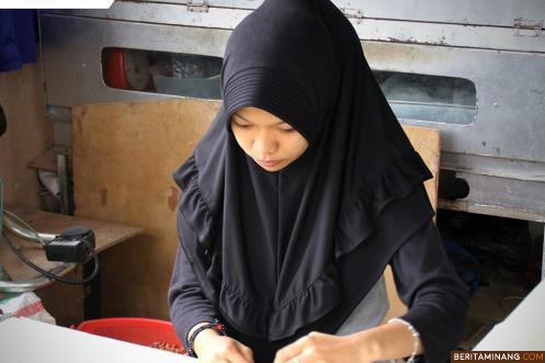 Putri Refnita ketika membantu ibunya membuat kue. Humas