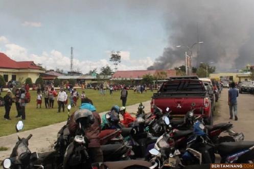 Warga mengungsi di Mapolres Jayawijaya saat terjadi aksi unjuk rasa yang berakhir rusuh di Wamena, Jayawijaya, Papua, Senin. Foto: Antara