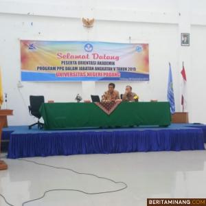 Wakil Rektor I Prof. Dr. Yunia Wardi,  M. Si. pada pembukaan orientasi akademik Program Pendidikan Profesi Guru. Humas UNP