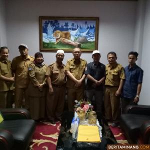 Foto bersama Sekdaprov Alwis dengan panitia Hari Ulang Tahun (HUT) SSRI/SMSR/SMKN 4 Padang. Foto: Humas Panpel