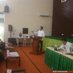Rektor UNP Prof Ganefri saat berbicara di depan guru yang sedang yudisium. Foto Humas UNP