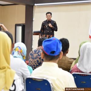 Para peserta diklat sedang serius mendengarkan paparan instruktur. Foto Yus