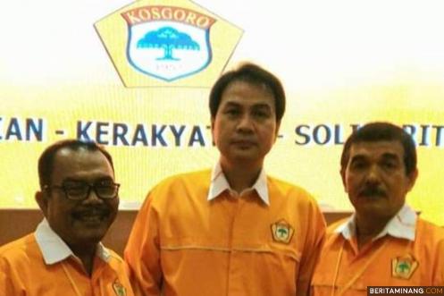 Wakil Ketua DPR RI Aziz Syamsuddin (tengah) bersama dengan Sekjen Alumni SMAN 2 Padang Nofrialdi Nofi Sastera (kiri) dan Erdi Janur (alumni 1979/1980) dalam sebuah acara Kosgoro. Ist
