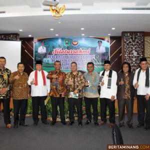 Bupati Gusmal foto bersama dengan perantau Solok di Jakarta usai pertemuan. Foto Humas.jpg