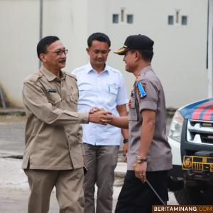 Bupati Hendrajoni bersalaman dengan Kapolres Pessel AKBP Cevi Nopal