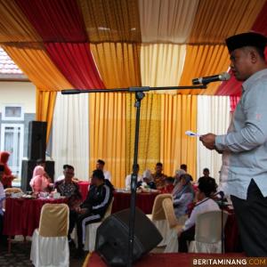 Ketua DPRD Kabupaten Solok berikan sambutan saat coffe morning. Foto Mak Itam