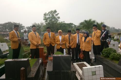 Keluarga Besar Universitas Negeri Padang yang dipimpin oleh Rektor Prof. Ganefri,  Ph. D. melakukan ziarah ke makam mantan Rektor di Pemakaman Tunggul Hitam Padang.