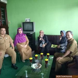 Kabag Analisa Kebijakan Biro Humas Sumbar,  Zardi Syahrir, SH. MM di ruang kerja Kasubag Protokol, Humas Pemkab Agam,  Ferdianda, S.STP. M.Tr.IP. Hms Sbr