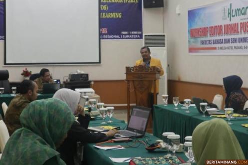 Deken FBS UNP Prof Dr. Ermant ketika membuka pelatihan editor Jurnal Humanus di Padang. Foto Humas UNP