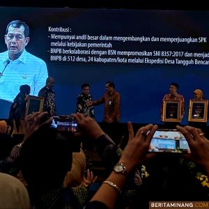 Suasana penyerahan medali kepada Kepala BNPB sebagai Tokoh Standarisasi Nasional 2019. Foto Humas BNPB