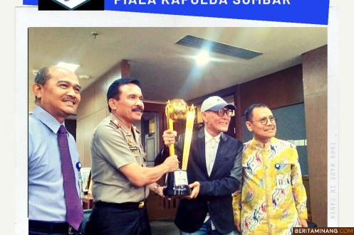 Kapolda Sumbar Irjen Pol Drs. Fakhrizal, M.Hum serahkan piala kepada Hardimen Koto. Foto Panpel