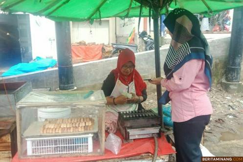 Buk Des wanita kelahiran Pitalah, Batipuah, sedang layani pelanggan. Ist