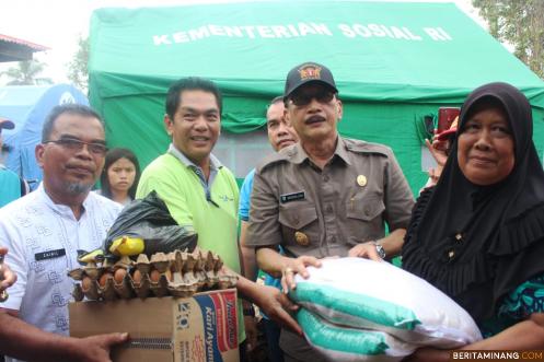 Bupati Hendrajoni saat datang membantu warga terkena abrasi di Muaro Batang Kapas. Foto Humas Pessel