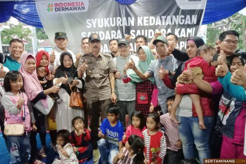 Bupati Hendrajoni bersama warga Pessel yang pulang akibat kerusuhan di Wamena Papua. Foto Humas Pessel