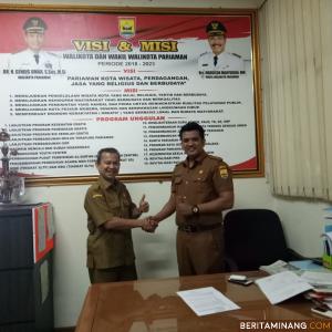 Kabag Analisa Kebijakan dan Media Biro Humas Setdaprov Sumbar, Zardi Syahrir, SH. MM bersalaman dengan Kasi Layanan Informasi Publik Diskominfo Kota Pariaman, Muhammad Fahresa, S.IKom, M.Kom. Foto Humas Sumbar