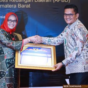 Asisten Administrasi Umum,  Kabupaten Pesisir Selatan, Wendi, SH, MH, (kiri) terima WTP. Foto Humas Pessel