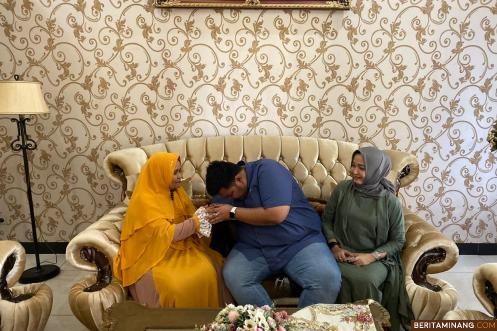 Rizki Abdian Putra saat sungkeman kepada Ibunda Tercinta Hj Miswarti  didampingi Kakak Tertua Elsi Gusrita. Ist