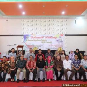 Wakil Walikota Payakumbuh Erwin Yunaz menghadiri Grand Opening Teaching Factory dan Diseminasi Pengembangan Kurikulum Berbasis Dunia Usaha di Aula SMKN 1 Payakumbuh. Foto Medio
