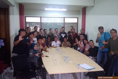 Ketua KONI Sumbar Syaiful SH, M.Hum dan pengurus foto bersama dengan Tim Putra/i Bola Tangan Sumbar yang akan berlaga di Kejurnas 2019 di Purwokerto. Foto Jen