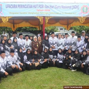 Foto bersama Asisten II Sekdako Payakumbuh dengan para guru. Yusrizal