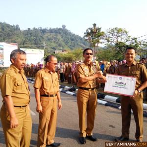 Bupati Hendrajoni beri penghargaan pada Diki Dwiputra, M.Kom, Juara II Nasional Lomba Membuat Bahan Belajar TIK. Humas Pessel