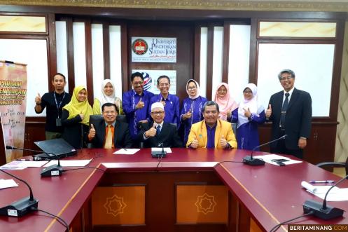 Delegasi Fakultas Bahasa dan Seni UNP menindaklanjuti kerja sama dengan Delegasi Fakulti Bahasa dan Komunikasi Universitas Pendidikan Sultan Idris (UPSI) yang dilaksanakan hari ini (15/11) di Kampus UPSI Perak Malaysia.