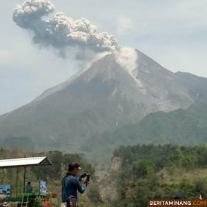 Warga saksikan Erupsi Gunung Merapi. BNPB