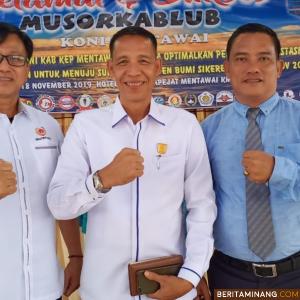 Wakil Ketua II KONI Sumbar Fazril.Ale bersama Ketum KONI Mentawai Antonius Saleleubaja dan Anggota Komisi III DPRD Mentawai Bidang Ekonomi, Olahraga, Pariwisata Fernando Sabajou. Humas KONI Sbr
