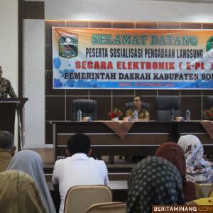 Bupati Gusmal saat berbicara pada ada sosialisasi pengadaan langsung elektronik. Harpani Siska