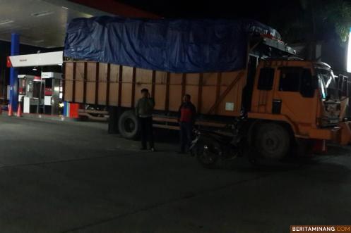 Truk bermalam di SPBU di Bukittinggi untuk menunggu antrian BBM. Foto Yus