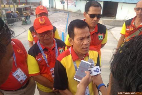 Ketua Umum KONI Sumbar Syaiful SH, MHum sedang diwawancarai wartawan. Foto Rokcalva