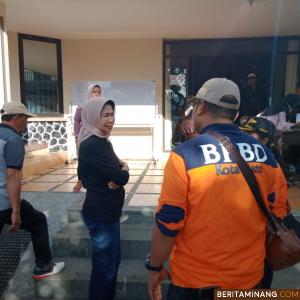 Petugas BPBD Kota Batu sedang melakukan pendataan kerusakan dan korban. BNPB
