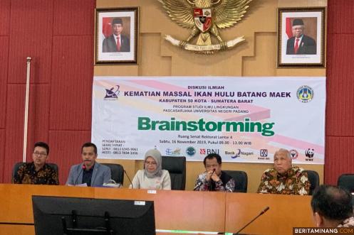 Diskusi ilmiah kematian ikan massal di Batang Maek yang dibahas oleh beberapa pakar lingkungan pada hari ini (16/ 11) di Ruang Senat UNP Kampus Air Tawar Padang.