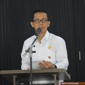 Wali Kota Padang diwakili Asisten I Pemerintahan Edi Hasymi saat membuka seminar "Sehari Keluarga Disabilitas" yang diadakan Dinas Sosial Kota Padang di Hotel Daima.