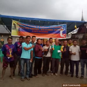 Tim PGRI Payakumbuh menerima hadiah dan pialah Juara 1 Kejuaraan Voli PGRI Cup 1. Yusrizal