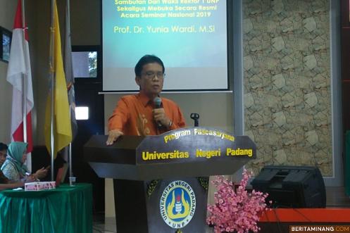 Rektor Universitas Negeri Padang yang diwakili oleh Wakil Rektor 1 Prof. Dr. Yunia Wardi, M.Si.  ketika membuka seminar nasional di Kampus Pascasarjana UNP Air Tawar Padang.